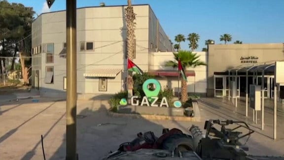 Eine Waffe ist auf einen Schriftzug "Gaza" gerichtet.