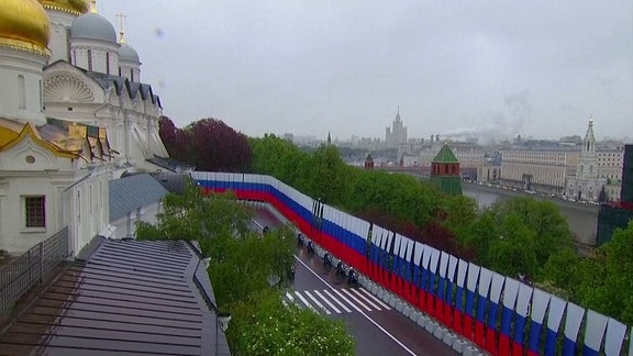 VIele russische Flaggen säumen eine Straße.