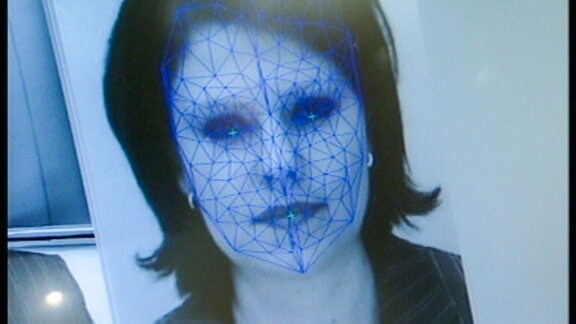 Auf dem Gesicht einer Frau sind Gitterlinien eingezeichnet