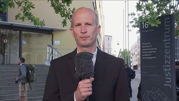 Korrespondent Malte Pieper, live aus Halle