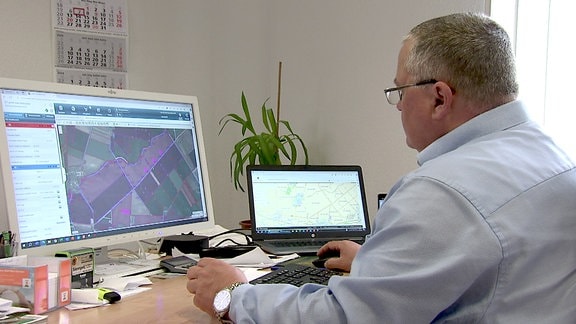 Sven Borchert, Betriebsleiter eines landwirtschaftlichen Betriebes. am Computer