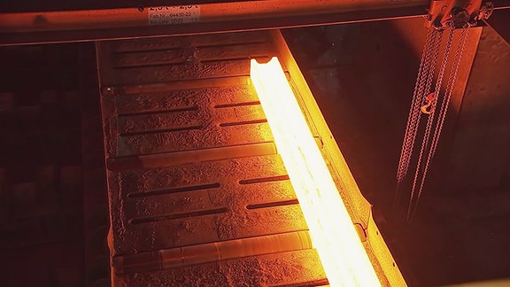 glühender Stahl in einer Produktionsstrecke