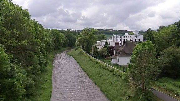 Ein Fluss neben Häusern