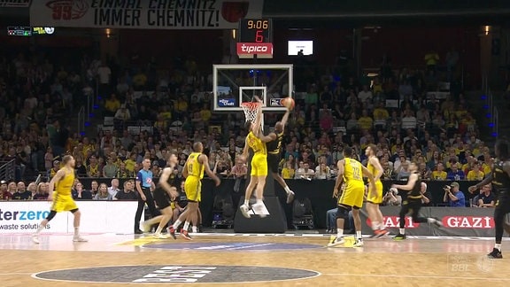 Szene aus dem Basketballspiel Chemnitz Niners gegen Alba Berlin