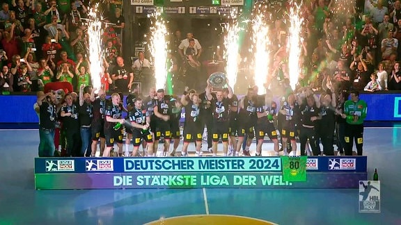 Die Mannschaft feiert die Meisterschaft mit der Schale