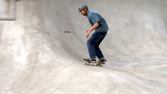 Dr. Niklas Noth - Fachgruppenleiter der Sportart Skateboarding am IAT - selber unterwegs im Skatepark