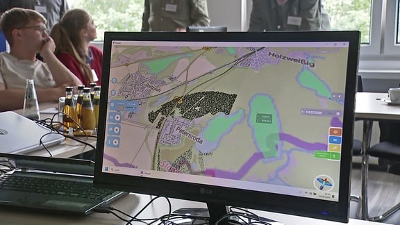 Monitor mit Landkarte von Infastruktur