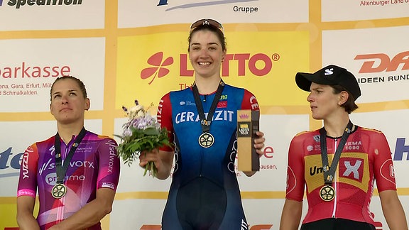 Martina Fidanza (ITA) als Etappen-Gewinnerin bei der Siegerinnenehrung