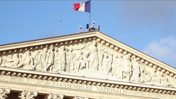 Parlamentsgebäude Frankreich mit französischer Flagge