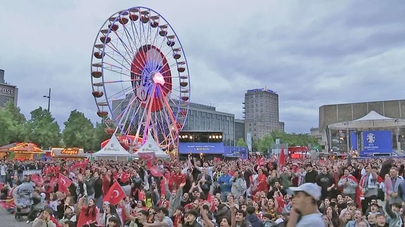 Augustusplatz Leipzig Fanzone mit vielen Türkischen Fans