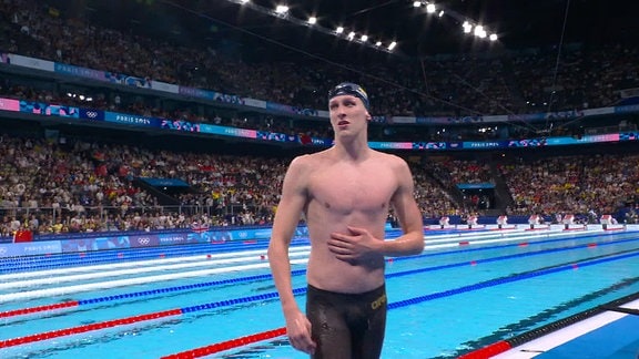 Der Schwimmer Lukas Maertens am Becken, nach dem Gewinn seines Schwimmwettkampfes in Paris.