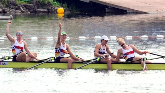 Das deutsche Vierer-Ruderteam der Frauen in ihrem Boot bei Olympia.