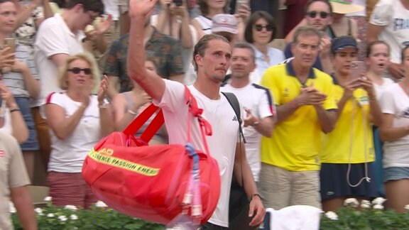 Alexander Zverev bedankt sich beim Publikum in Paris