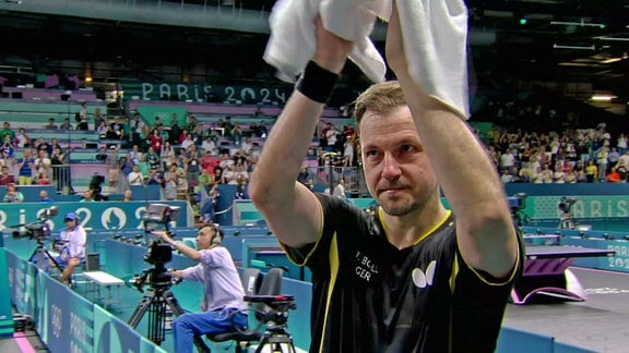 Timo Boll bedankt sich sichtlich gerührt von seinen Fans