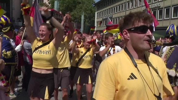 Sportler*innen des deutschen Olympia-Teams feiern mit den sie erwartenden Fans.