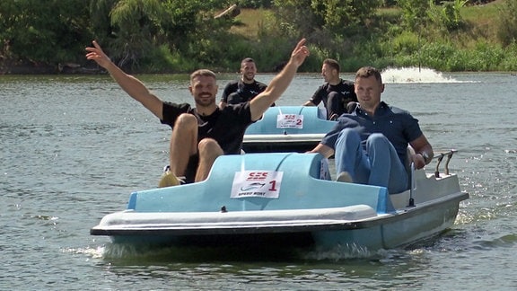 Boxkämpfer unterwegs im Tretboot, auf dem Adolf-Mittag-See in Magdeburg