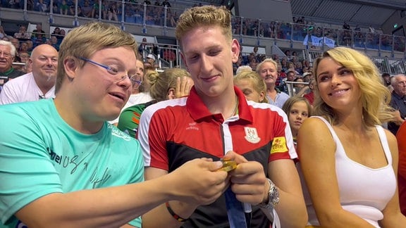 Olympiasieger Lukas Märtens, gefeiert von SCM-Fans auf der Tribüne