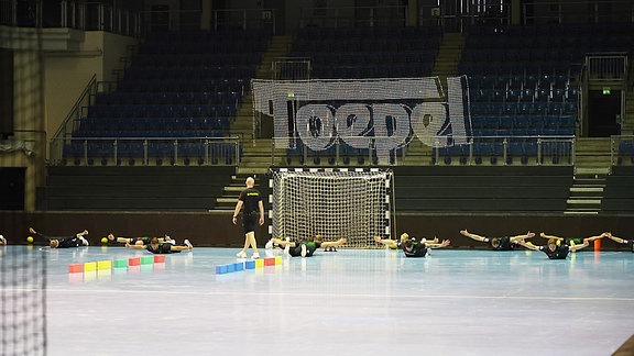 Die Handballmannschaft des SC Magdeburgs während eines Trainings.