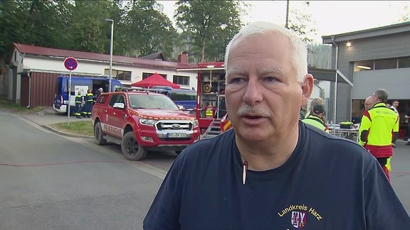 Ein Mann von der Feuerwehr.