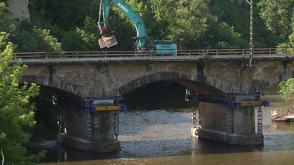 Bagger auf einer Brücke