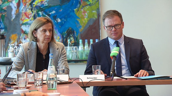 Menschen bei einer Pressekonferenz