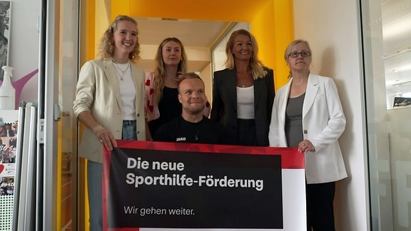 Zufriedene Gesichter bei Sportlern und Funktionären