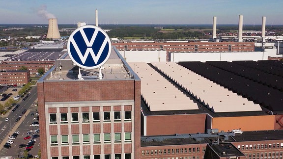 VW Firmenlogo auf einem Gebäude