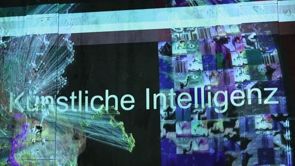 Projektion auf Wand mit der Aufschrift: Künstliche Intelligenz