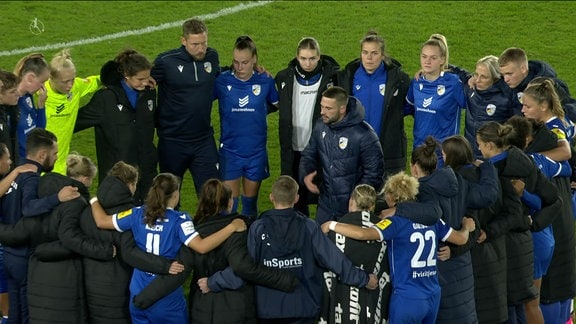 Mannschaftskreis von Carl-Zeiss Jena Spielerinnen um den Trainer