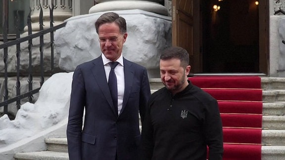 Mark Rutte (links) neben Präsident Wolodymyr Selenskyj (rechts).