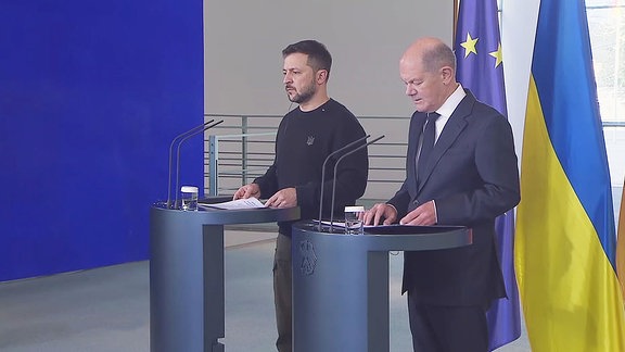 Bundeskanzler Scholz und der ukrainische Präsident Selensky auf einer Pressekonferenz