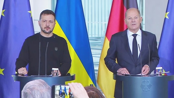 Bundeskanzler Scholz und der ukrainische Präsident Selensky auf einer Pressekonferenz