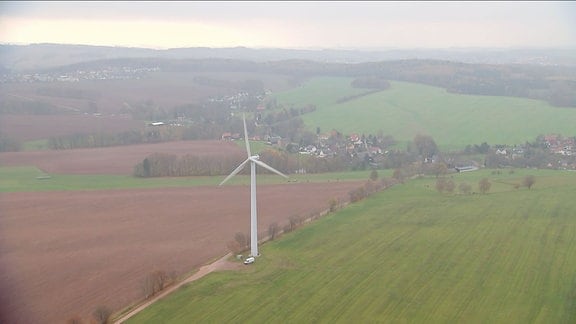 Luftaufnahme von einem Windrad auf einem Feld.