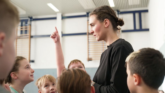 Eine Lehrerin redet mit Kindern