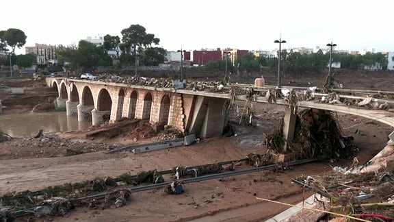 Überschwemmungsschäden an einerBrücke