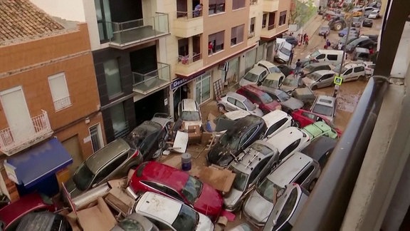 Autos stapeln sich in einer Gasse in einer kleinen spanischen Stadt bei Valencia