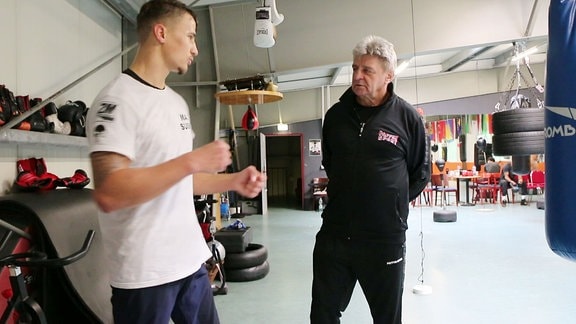 Boxer Max Suske im gespräch mit seinem Trainer