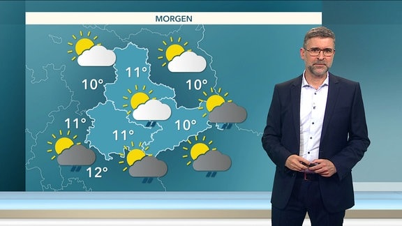 Moderator neben der Wetterkarte