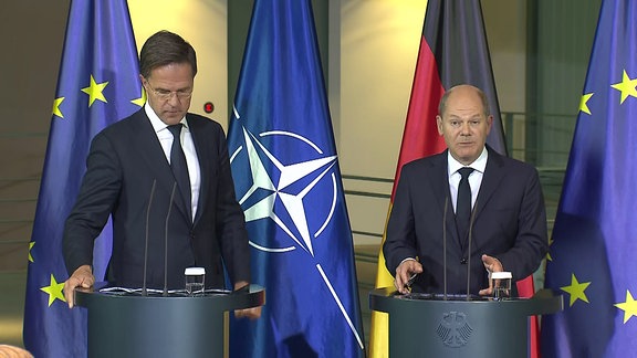 Bundeskanzler Olaf Scholz (r.), und NATO Generalsekretär Mark Rütte bei einer Kundegebung