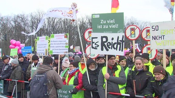 Demonstration mit Transparenten: "Es reicht"