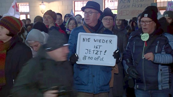 Demonstration in Leipzig mit Schildern: "Nie wieder ist jetzt"