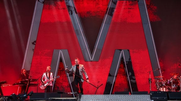 Dave Gahan von Depeche Mode singt beim ersten Konzert der „Memento Mori Tour 2023“ auf der Bühne auf der Festwiese in Leipzig.