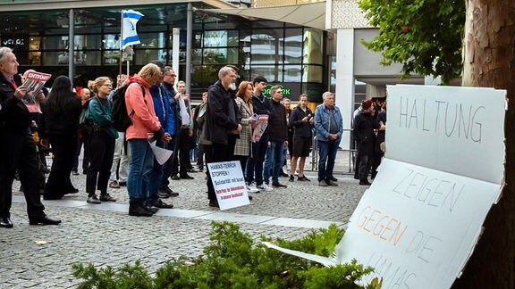 Teilnehmer versammeln sich zu einer pro-israelischen Kundgebung in der Innenstadt. 