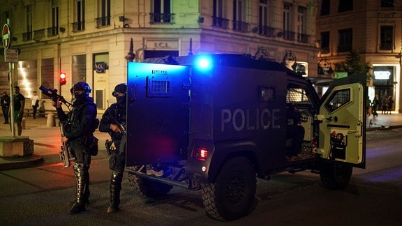RAID-Polizisten patrouillieren während Zusammenstößen in Lyon. 