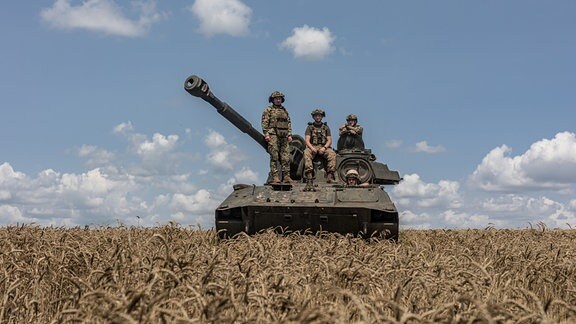 Ukrainische Soldaten der 72. Brigade posieren für ein Foto auf einem Panzer in Richtung des Dorfes Vuhledar in der Oblast Donezk, Ukraine.