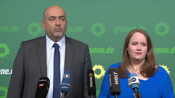 Ricarda Lang und Omid Nouripour verkünden ihren Rücktritt auf einer Pressekonferenz