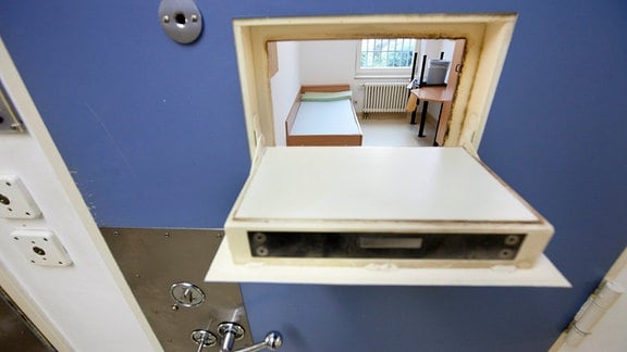 Blick in einen Haftraum in der Justizvollzugsanstalt Tonna. In Thüringer Gefängnissen stehen dem Statistischen Bundesamt zufolge zahlreiche Betten leer. 