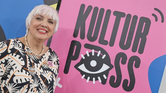 Claudia Roth (Bündnis90/Die Grünen), Kulturstaatsministerin, steht vor dem Logo vom "KulturPass". 