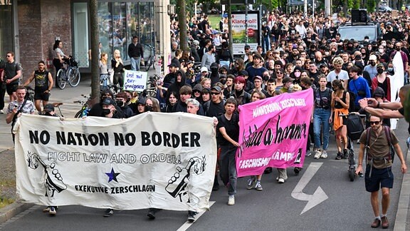 Teilnehmer einer Demonstration haben sich in Leipzig versammelt. 