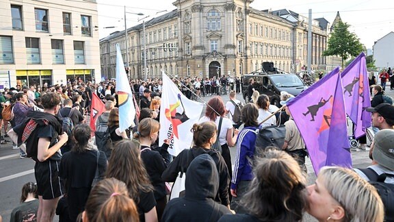 Teilnehmer einer Demonstration haben sich in Leipzig versammelt. 